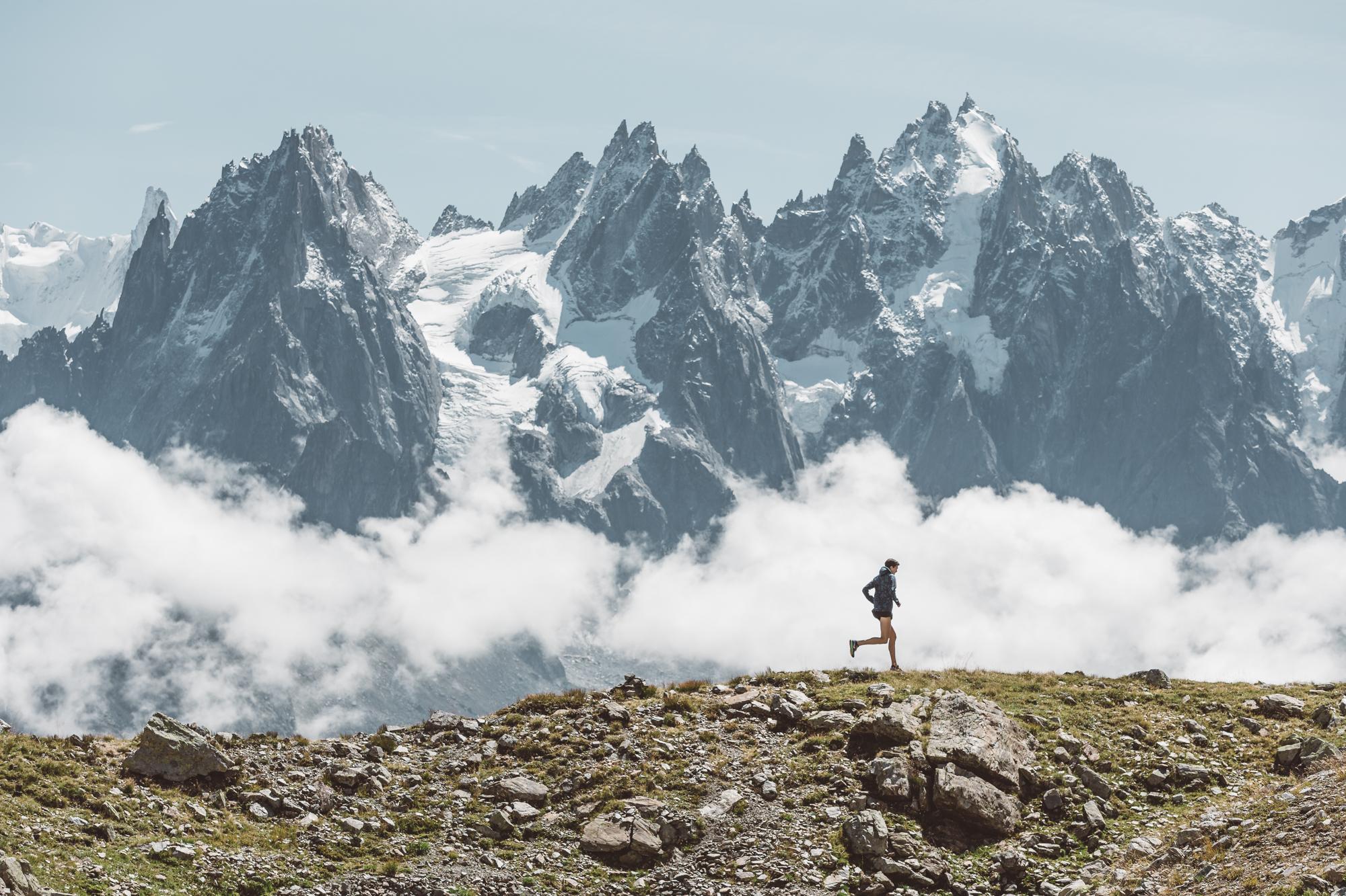 Featured image of a mountain running athlete